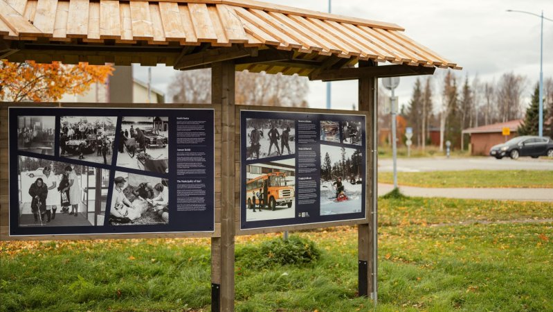 Historiataulu Ivalon kylällä