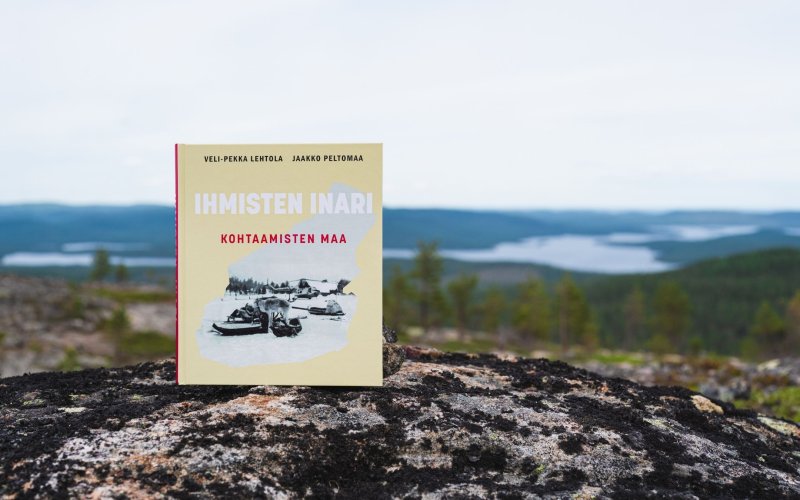 Ihmisten Inari Kohtaamisten maa -kirja tunturimaisemissa