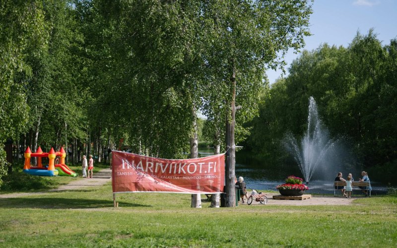 Inariviikkojen banderolli Ivalon keskustassa