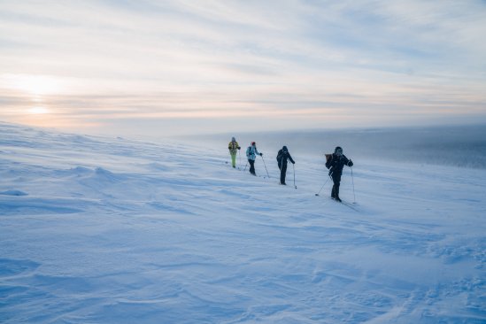 Kuvassa maastopyöräilijä Kiilopään kesämaisemissa.  Kuva: rolloutdoors