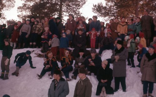 Vanha kuva porokisojen yleisöstä