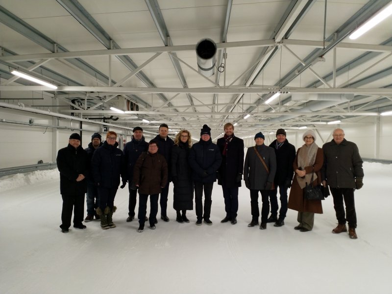 Visegrad-suurlähettiläät UTAC Ivalossa tutustumassa kylmätestaukseen