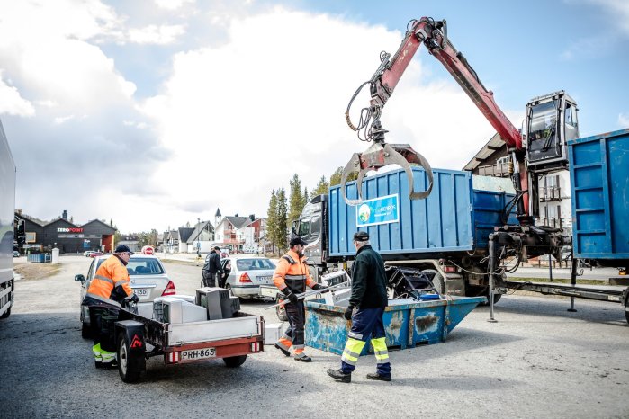 Lapecon eoKIERROS Kuvassa jätettä menossa kierrätykseen