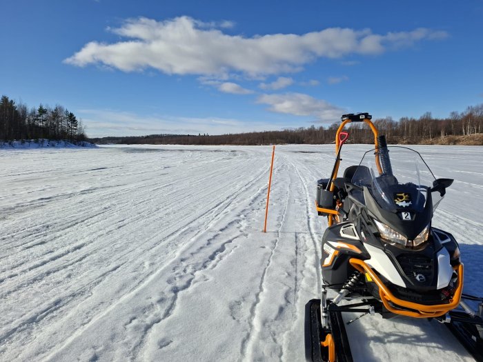 Kuvassa moottorikelkka moottorikelkkareitillä