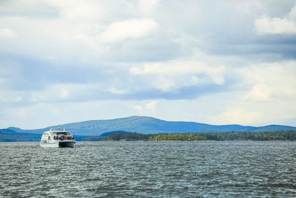 Katamaraanilaiva Inarijärvellä.