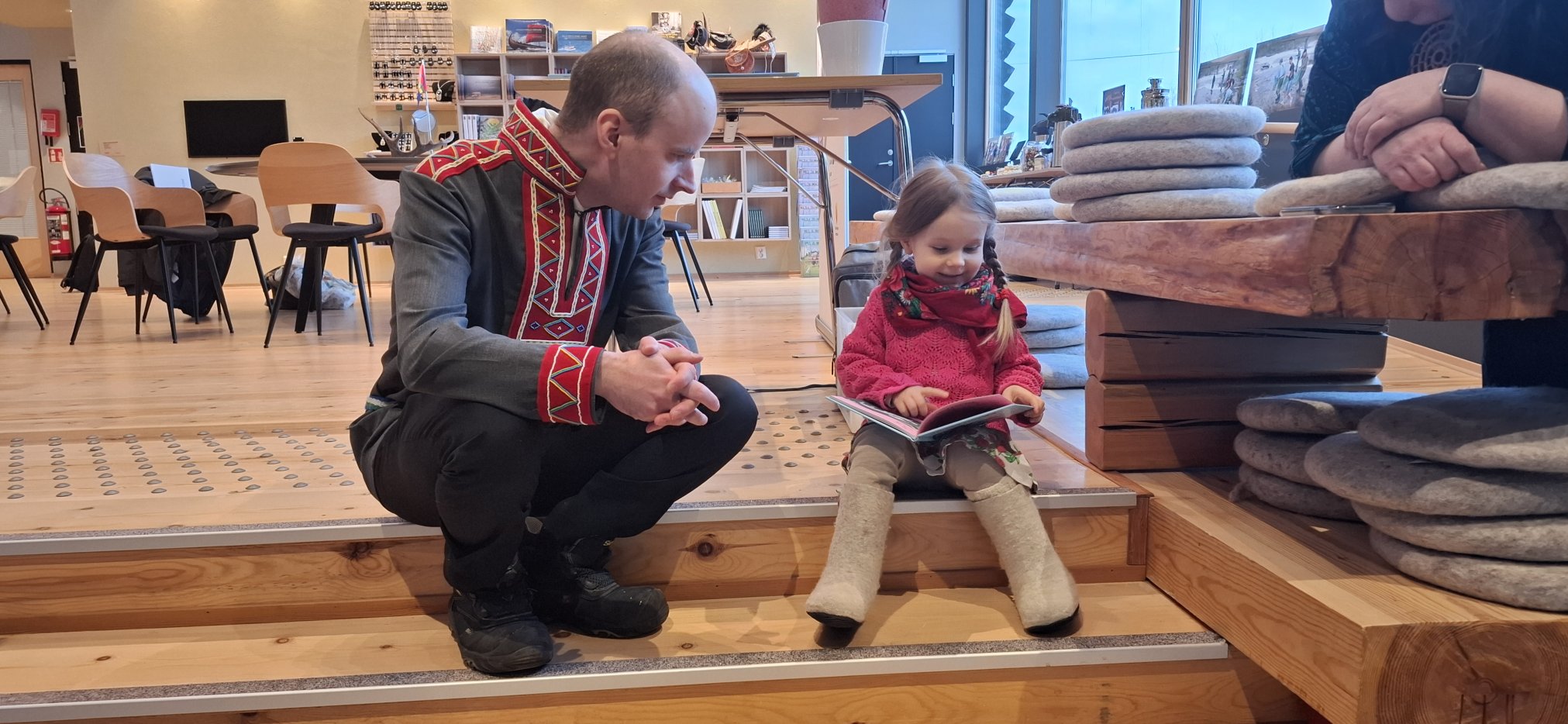 Kukka Kiprianoff lukee Bukvaa. Vieressä Joni Gauriloff