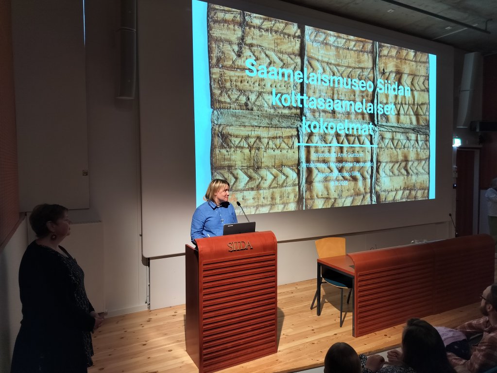 Oummu rââst raaj kolttasaamelaisten yhteisöpäivä Oummu rââst raaj - Siidan edustaja pitämässä presentaatiota kolttasaamelaisten yhteisöpäivässä