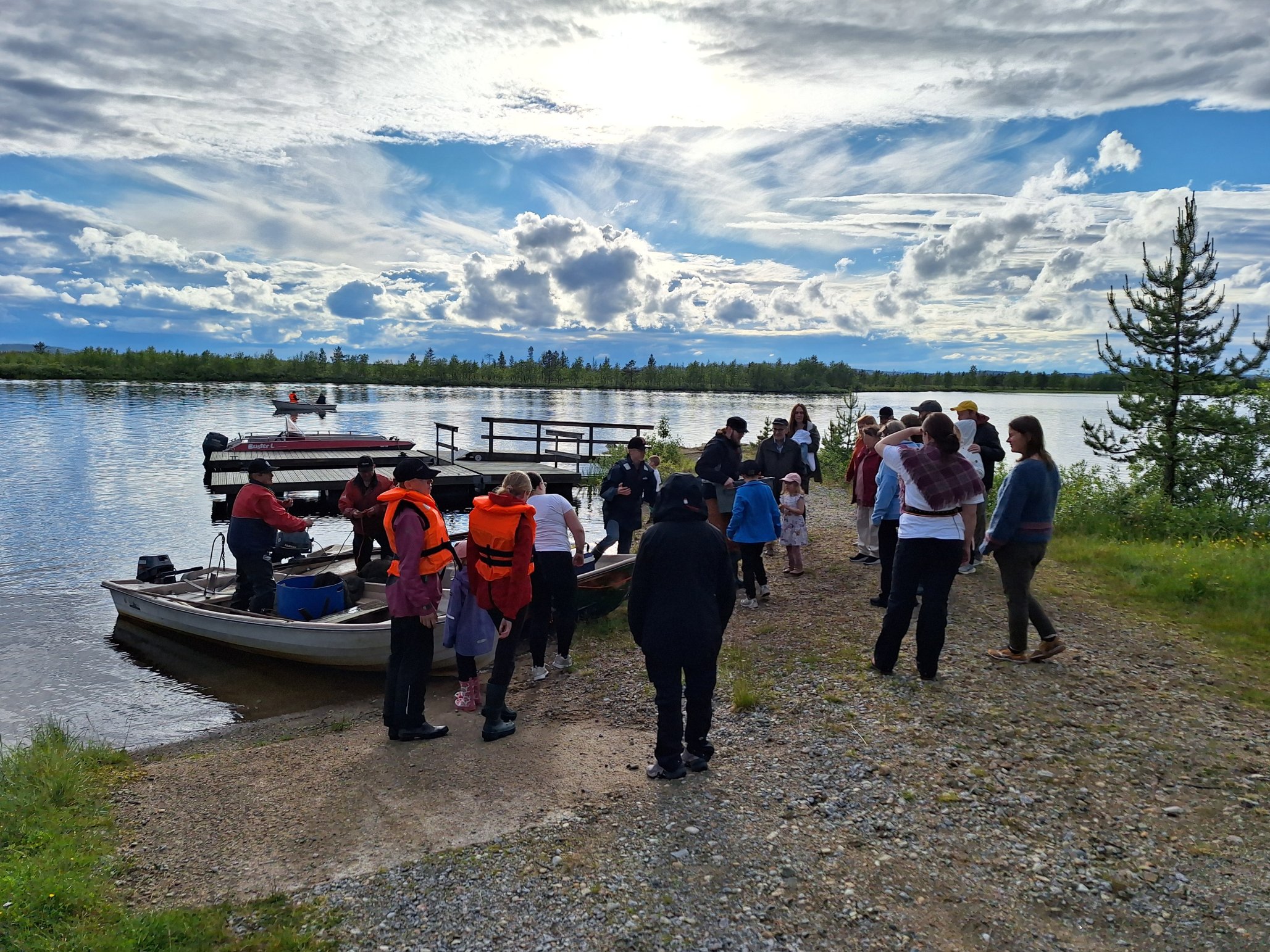 Ǩieʹssleirr 2026 fishing Camp participants at the shore by the lake after fishing with traditional seine