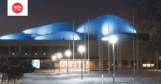 Ivalon koulu- ja kulttuurikeskuksessakin loppuunmyydystä Vesisaaren Alma näytelmästä juttu MTV Uutisissa. Inarin kunta o...