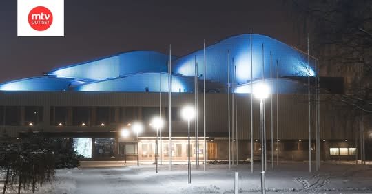 Ivalon koulu- ja kulttuurikeskuksessakin loppuunmyydystä Vesisaaren Alma näytelmästä juttu MTV Uutisissa. Inarin kunta o...