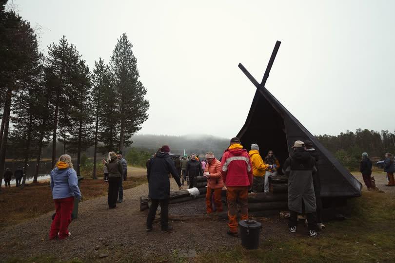 Miten upea, suorastaan mystinen tunnelma meillä olikaan eilisessä laavukonsertissa. Nicholas Francettin musiikki maalasi...