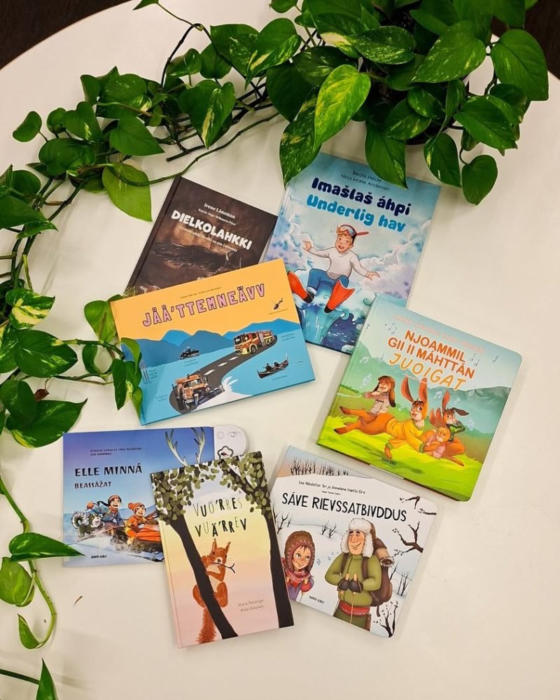 Hyvää Saamen kielten viikkoa! Šiõǥǥ Sääʹmǩiõli neäʹttel! Pyeri Sämikielâi okko! Buori Sámegielaid vahku! Kuvassa Inarin...