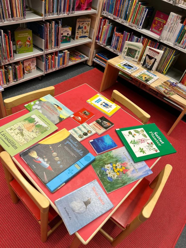 Viime viikolla Inarin Saamelaiskirjastossa vieraili Inarin eläin- ja luontokerholaiset! Kiva kun kävitte! 😍 Mannan va...