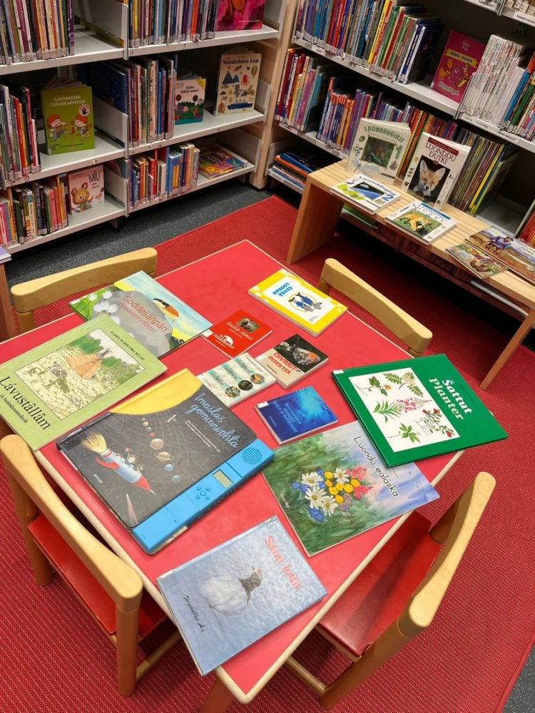 Viime viikolla Inarin Saamelaiskirjastossa vieraili Inarin eläin- ja luontokerholaiset! Kiva kun kävitte! 😍 Mannan va...