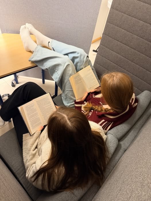 Ivalon koulussa oli aamulla aavemaisen hiljaista, ...