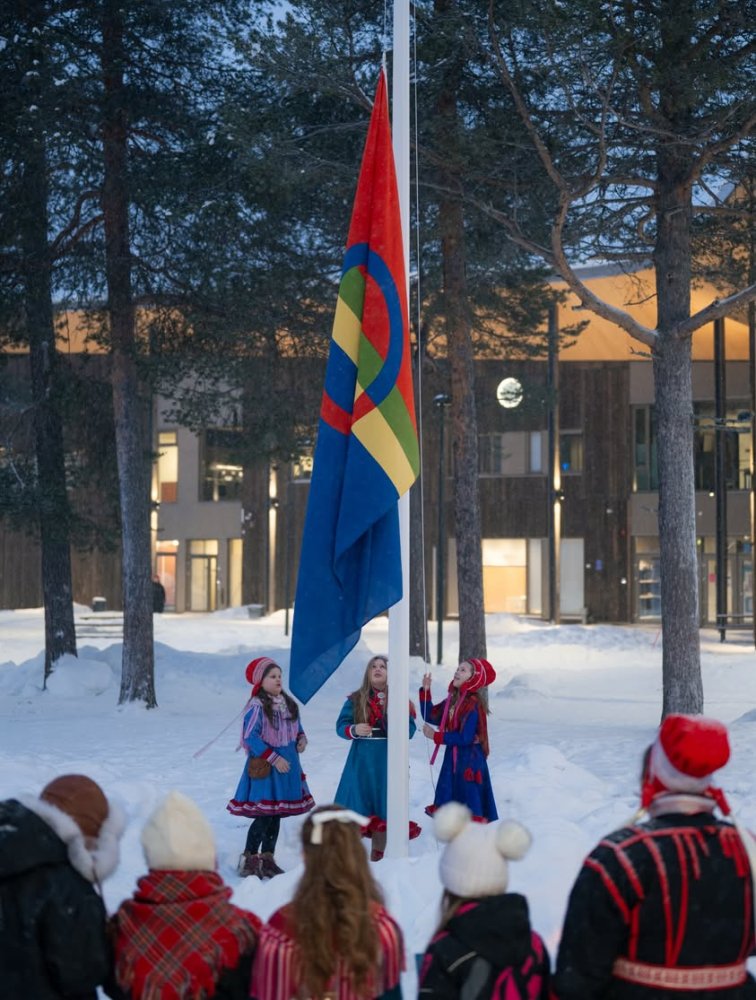 Lipunnosto Inarin koulukeskus Sielâssa tänään saam...