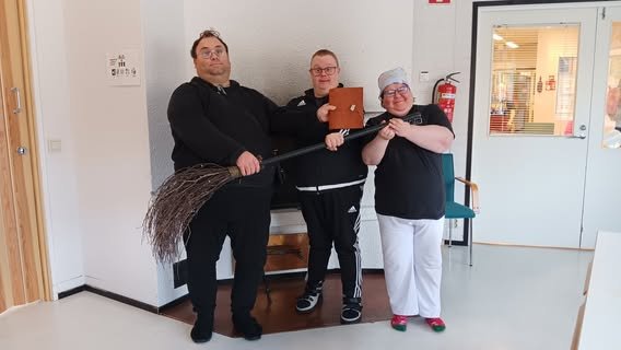 Oikeissa töissä! 🧹 Kyläluuta on päässyt taas tutus...