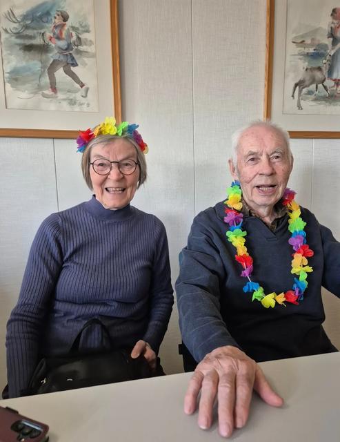 Hyvää vappua kaikille! 🧡 Pyeri válbur puohháid! 💛 ...