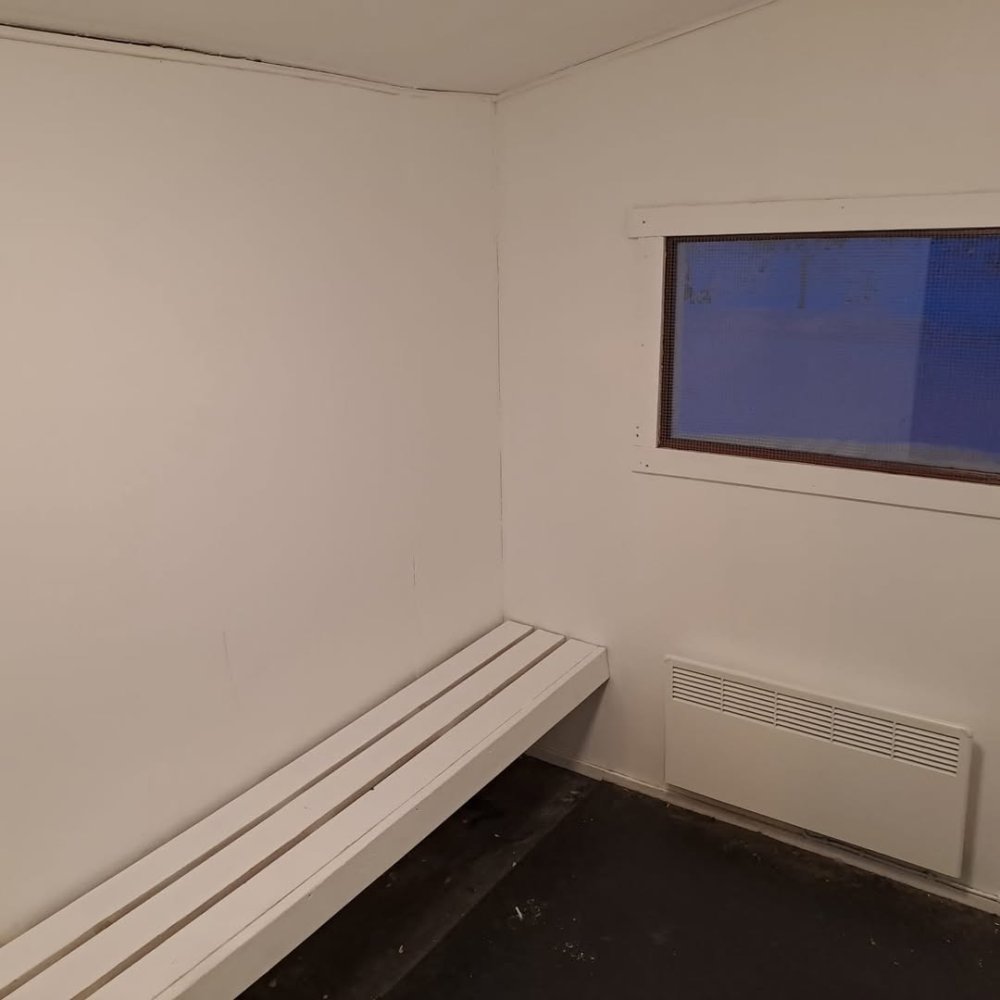 Saariselän luistelukaukalon pukukopit on huoltomaa...