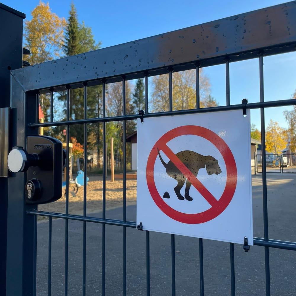 Muistutus koirakurin noudattamisesta leikkialueill...