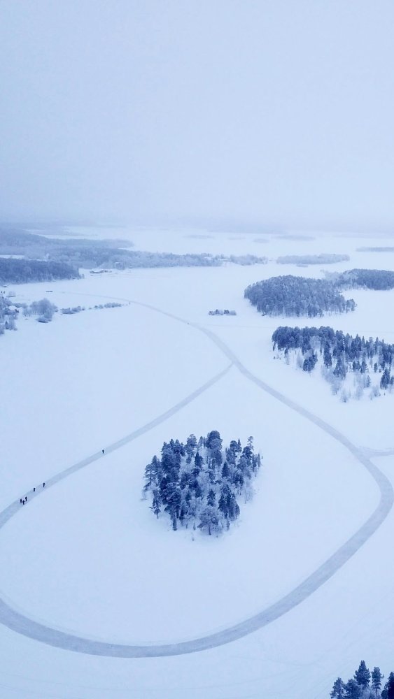 How many islands do you count? #LakeInari has more...